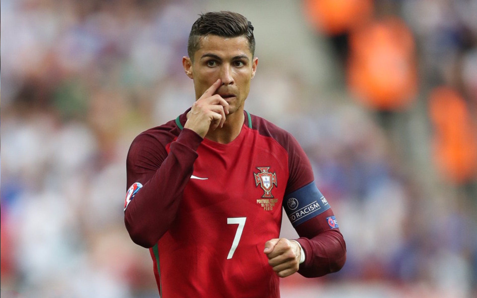 九游官网首页-球员生活：场外的小故事和趣味瞬间，足球外场球员