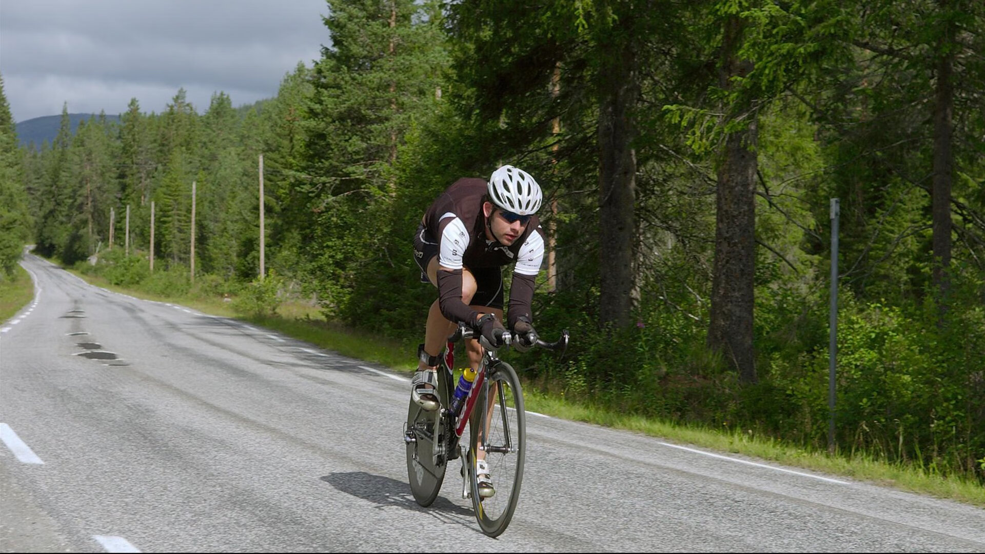 球迷热情：球迷夜场助威盛况记录，现场球迷